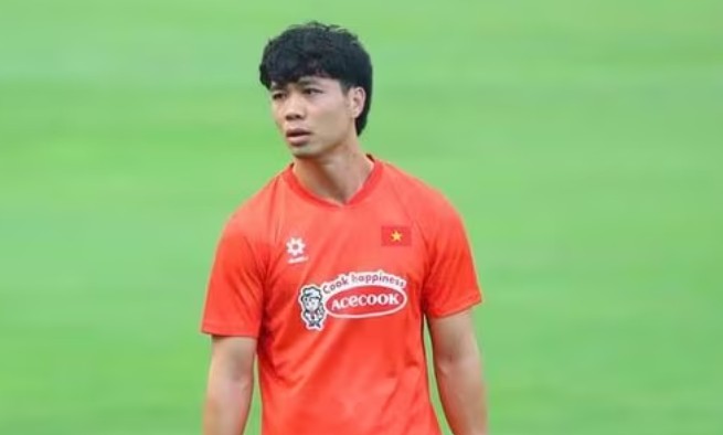 Công Phượng tập riêng.