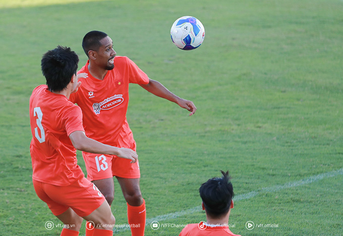 Cao Pendant Quang Vinh hồ hởi với bầu không khí tại ĐT Việt Nam - Ảnh: VFF