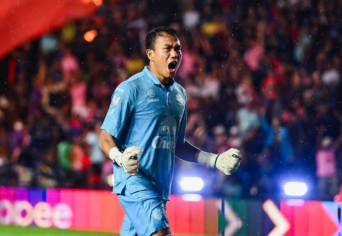 Niềm vui của thủ môn Chatchai sau khi giúp Buriam vô địch