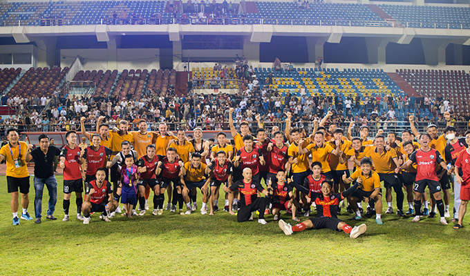 Niềm vui của các cầu thủ Ninh Bình sau khi giành chức vô địch và vé thăng hạng sớm trước 3 vòng đấu - Ảnh: Minh Lâm