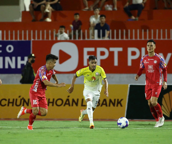 Nếu giành 1 điểm, CLB TP.HCM (trái) nhiều khả năng sẽ trụ hạng. Ảnh: Đức Cường