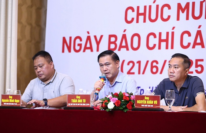 Phó chủ tịch VFF Trần Anh Tú trao đổi với các phóng viên trong cuộc gặp gỡ - Ảnh: Tô An
