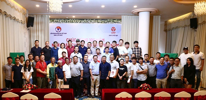 Lãnh đạo VFF, VPF cùng các phóng viên chụp hình lưu niệm - Ảnh: Tô An