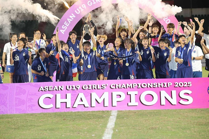 Thái Lan nhận cúp vô địch. Ảnh: Quốc An