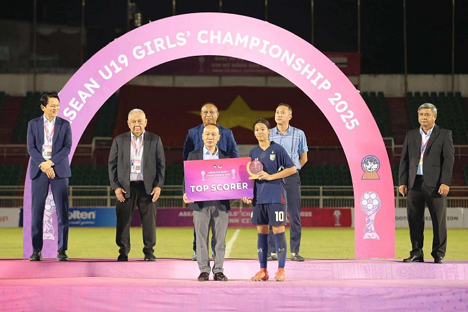 TTK VFF Nguyễn Văn Phú trao giải Cầu thủ ghi nhiều bàn nhất