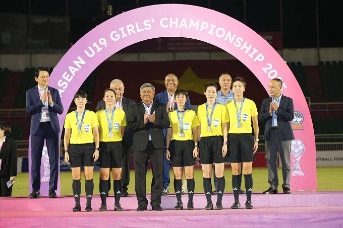 Tổ trọng tài xuất sắc nhất giải. Ảnh: Quốc An