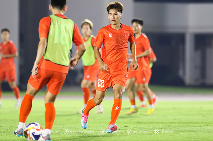 Trung vệ Nhật Minh